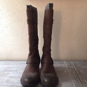 EUC brown distressed Born leather boots.
